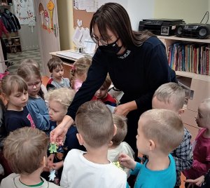 policjantka na spotkaniu z dziećmi