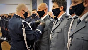 komendant otrzymuje odznakę zasłużony policjant