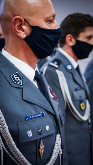 komendant otrzymuje odznakę zasłużony policjant
