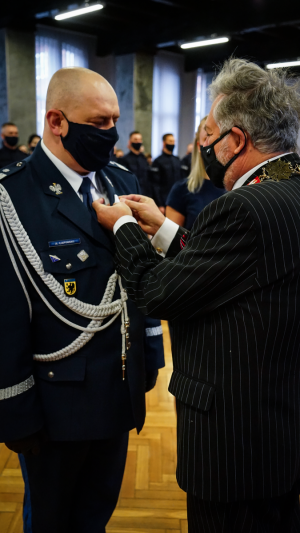 komendant otrzymuje odznakę zasłużony policjant