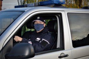 policjant siedzi w radiowozie