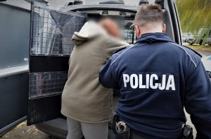 policjant doprowadza zatrzymaną