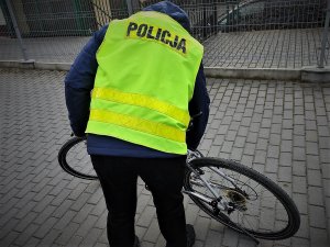 policjant trzyma rower