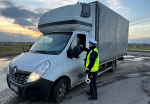 policjant sprawdza trzeźwość kierowcy