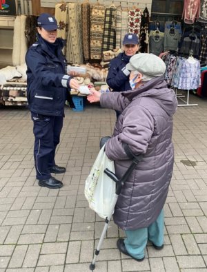 Informujący policjanci o obostrzeniach