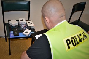 policjanci podczas czynności