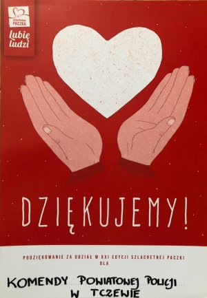 policjantka podczas zbiórki, pakowania upominków i dyplom podziękowań
