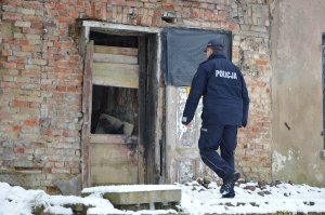 dzielnicowy podczas kontroli miejsc przebywania osób bezdomnych