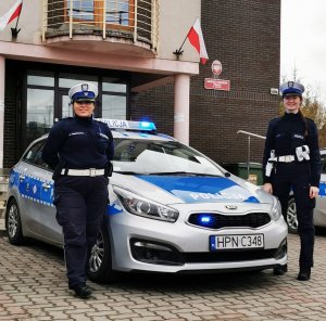 policjantki przy radiowozie