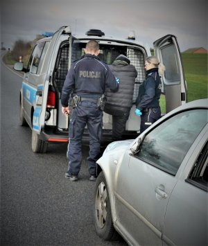 policjanci podczas doprowadzenia