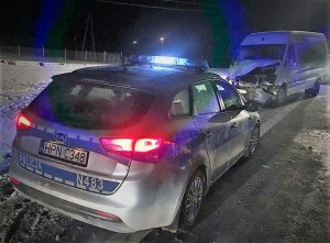 fotografie z miejsca zdarzenia radiowóz, pojazdy biorące udział w zdareniu