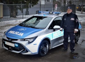 komendant oraz policjanci wraz z kapelanem podczas przekazania radiowozu dzielnicowym