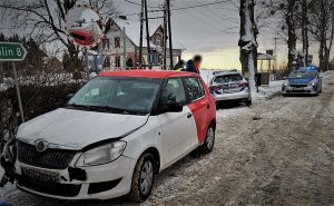 policyjny radiowóz podczas zabezpieczania miejsca zdarzenia drogowego