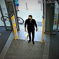 wizerunek mężczyzny z monitoringu sklepu