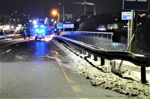 policjanci pracują w miejscu wypadku