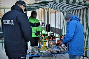 policjant rozmawia z handlowcami
