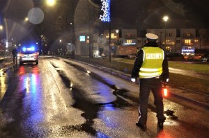 policjanci wykonują czynności na wypadku
