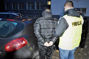 policjanci wykonują czynności z zatrzymanymi