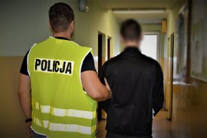 policjanci wykonują czynności z zatrzymanymi