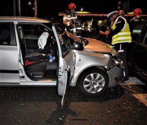 policjant podczas czynności na miejscu wypadku