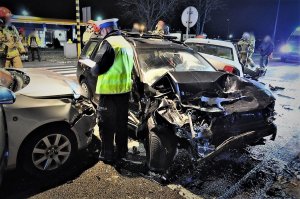 policjant podczas czynności na miejscu wypadku