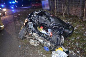 policjanci pracują w miejscu wypadku