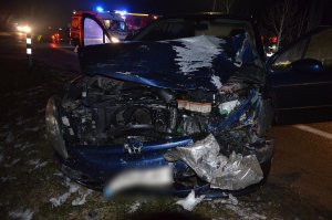 policjanci pracują w miejscu wypadku