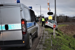 policjanci pracują w miejscu kolizji
