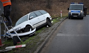 policjanci pracują w miejscu kolizji