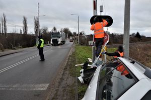 policjanci pracują w miejscu kolizji