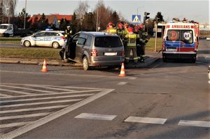 policjanci pracują w miejscu wypadku