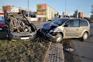 policjanci pracują w miejscu wypadku