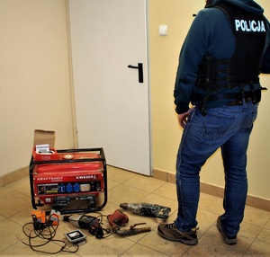 policjanci doprowadzają zatrzymanych
