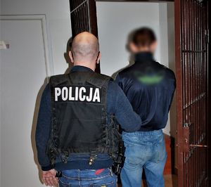 policjanci doprowadzają zatrzymanych