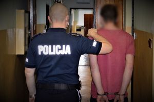 policjant doprowadza zatrzymanych