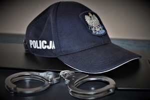 czapka policyjna i kajdanki