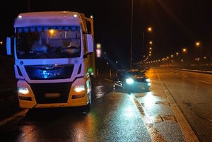 policjanci wykonują w miejscu zatrzymania nietrzeźwego kierowcy
