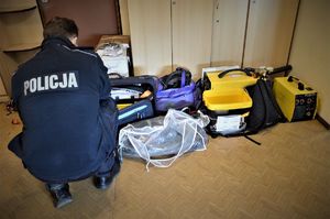 policjanci wykonują czynności z zatrzymanymi