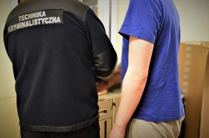policjanci wykonują czynności z zatrzymanymi