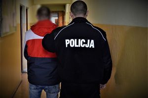 policjanci wykonują czynności z zatrzymanymi