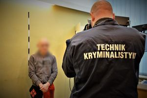 policjanci wykonują czynności z zatrzymanymi