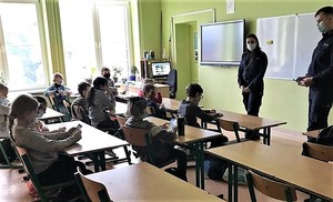 policjanci podczas spotkań z dziećmi