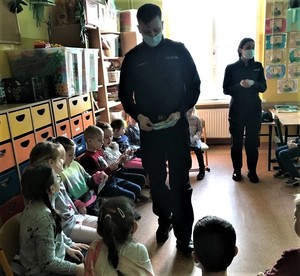 policjanci podczas spotkań z dziećmi