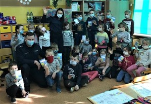 policjanci podczas spotkań z dziećmi