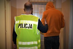 policjanci wykonują czynności z zatrzymanymi