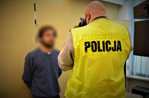 policjanci wykonują czynności z zatrzymanymi
