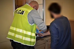 policjanci wykonują czynności z zatrzymanymi
