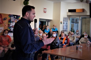 dzielnicowy na spotkaniu