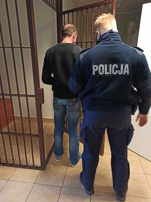 policjant podczas czynności z zatrzymanym