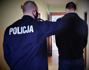 policjant z zatrzymanym podczas czynności